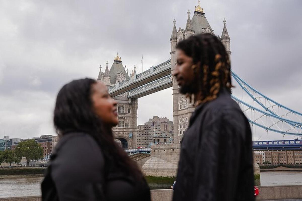 két nő sétál a Tower Bridge előtt
