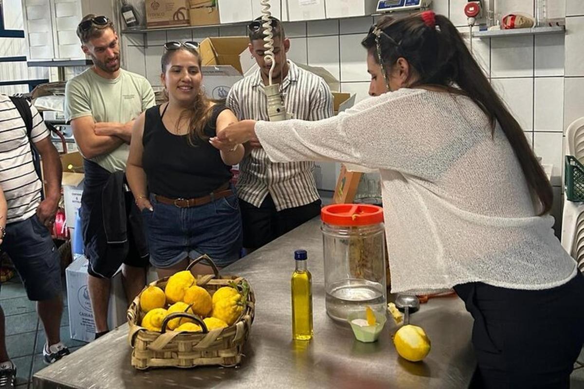seorang wanita berdiri di dapur bersama sekumpulan orang