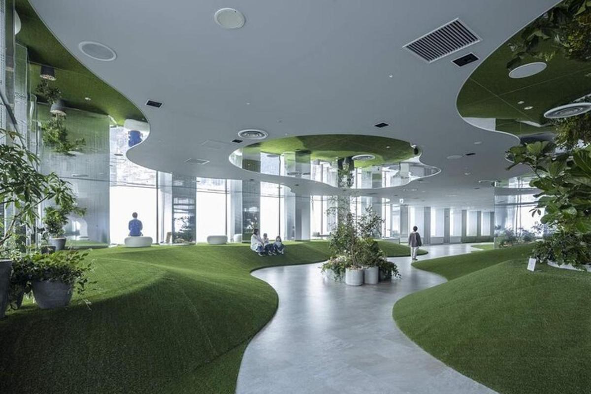 un grande edificio con erba e piante al suo interno