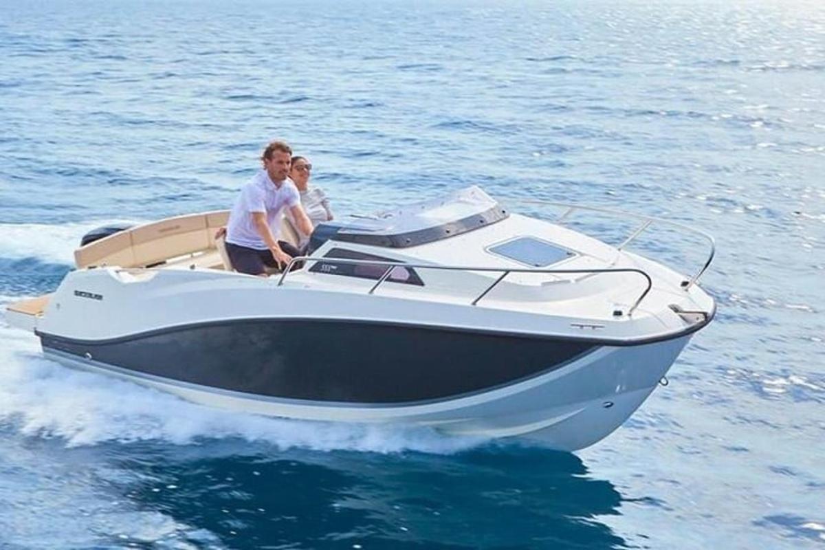 Δύο άτομα που ταξιδεύουν με βάρκα στο νερό