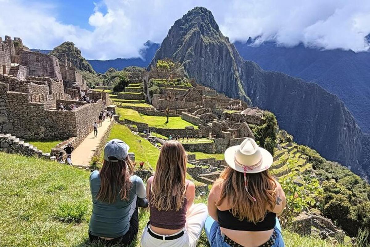 um grupo de mulheres sentadas no topo de uma montanha
