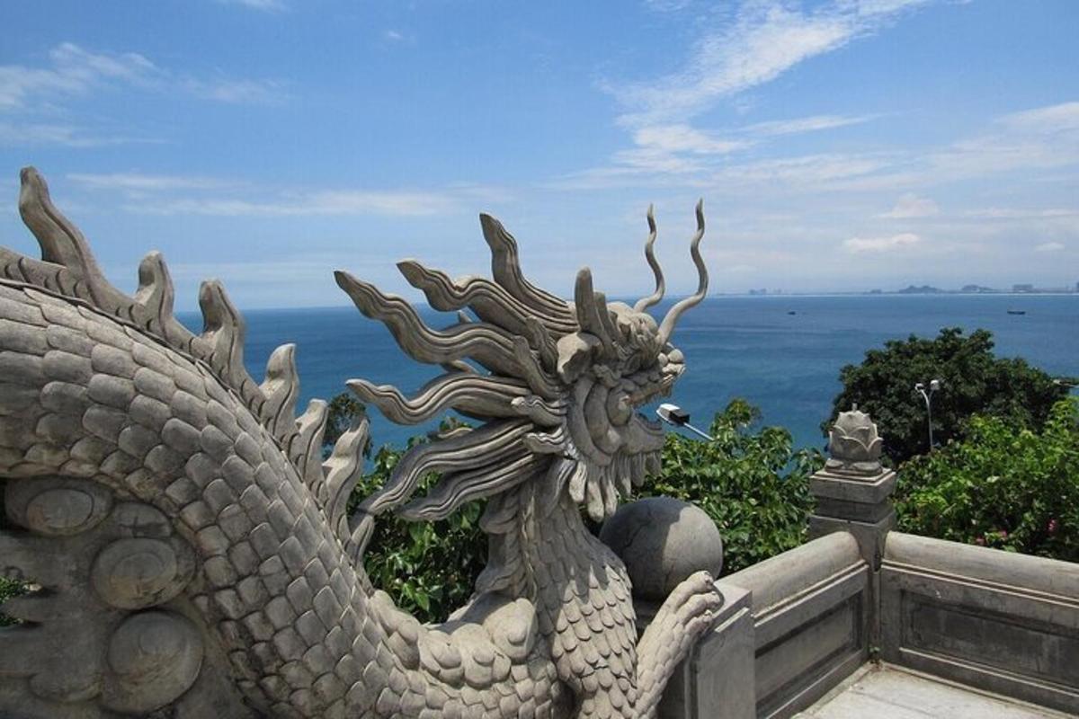 una estatua de un dragón en el costado de un edificio