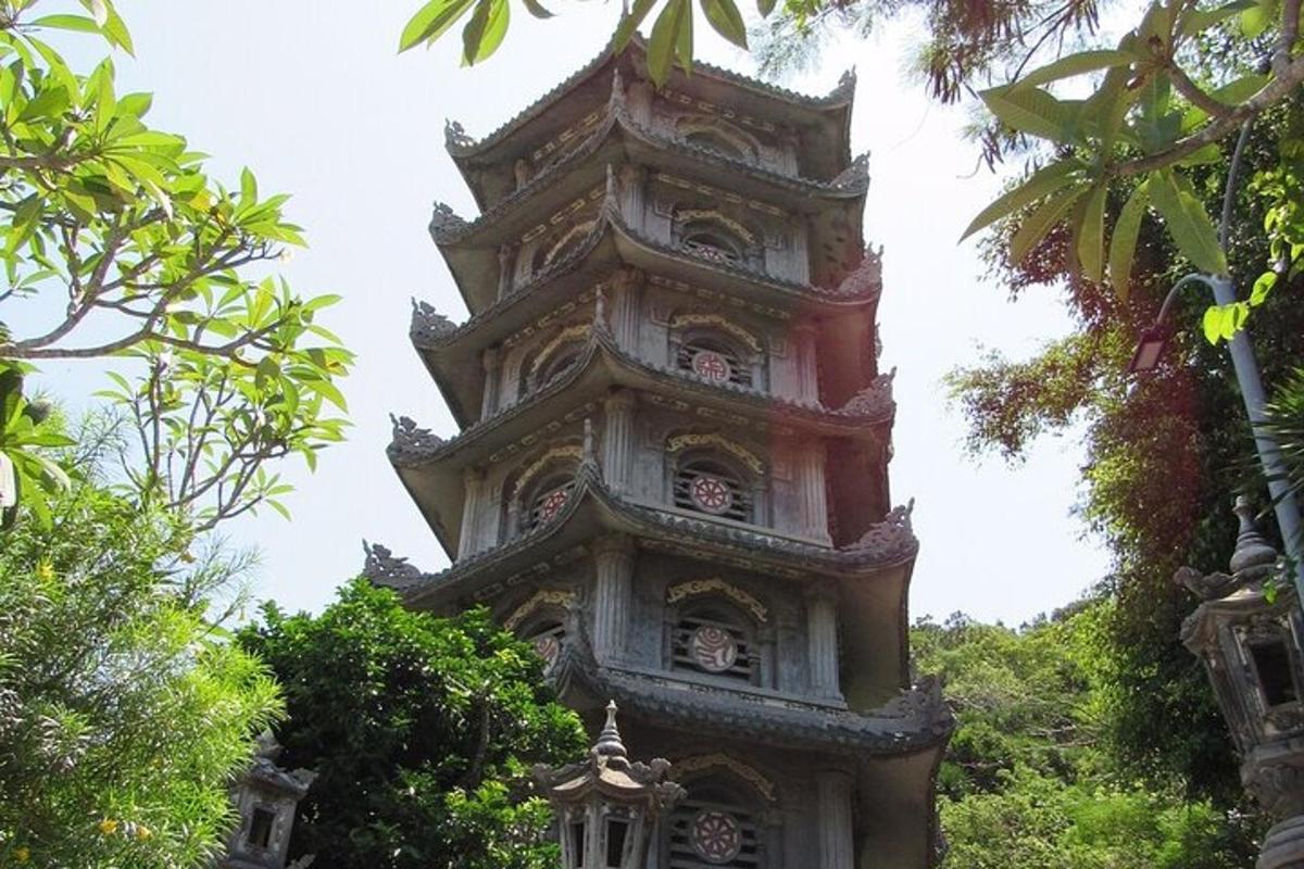 una torre alta en medio de unos árboles