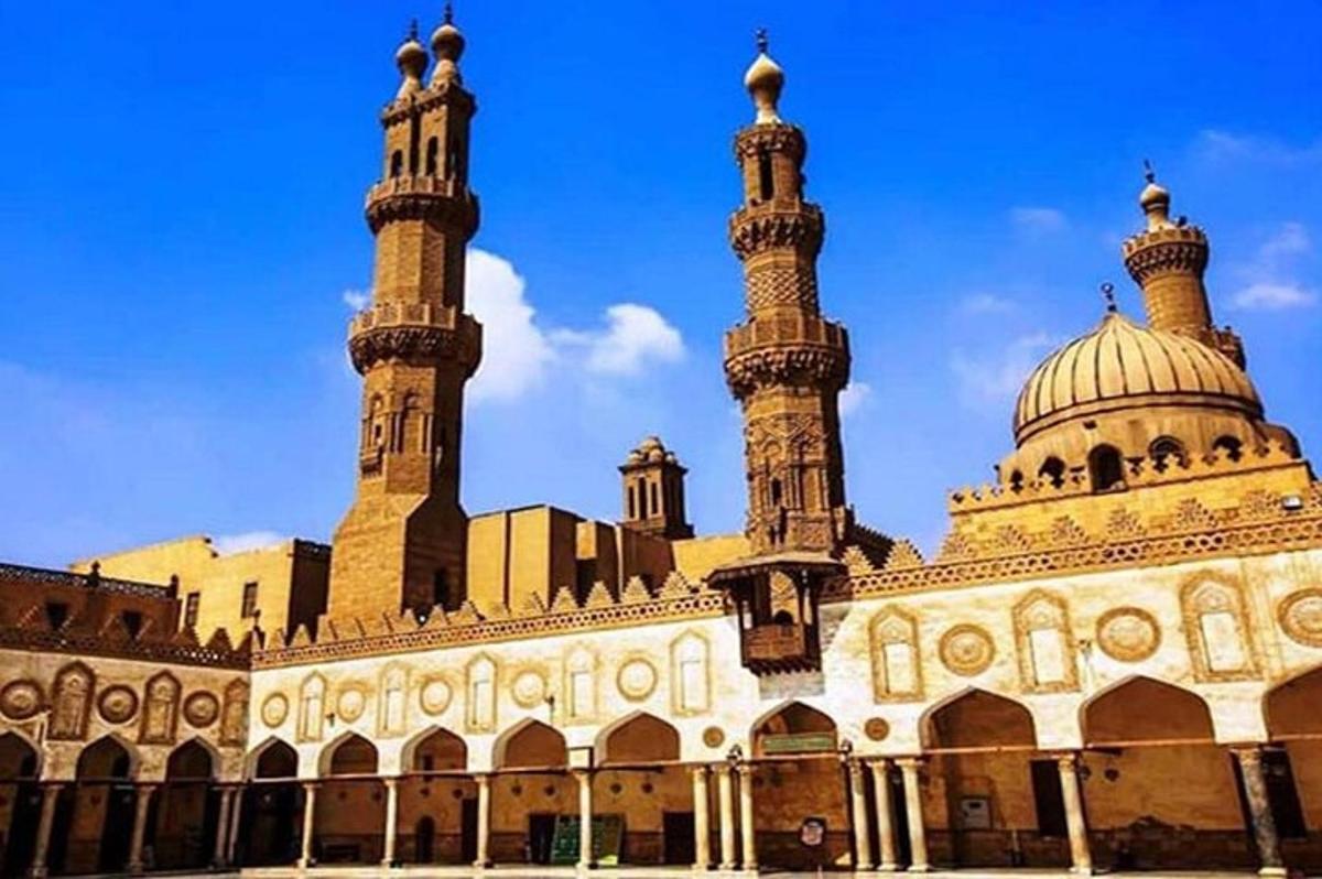un grande edificio con due torri e una moschea