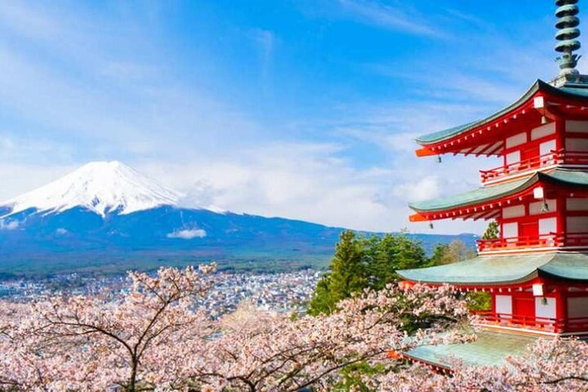 um templo japonês com uma montanha ao fundo