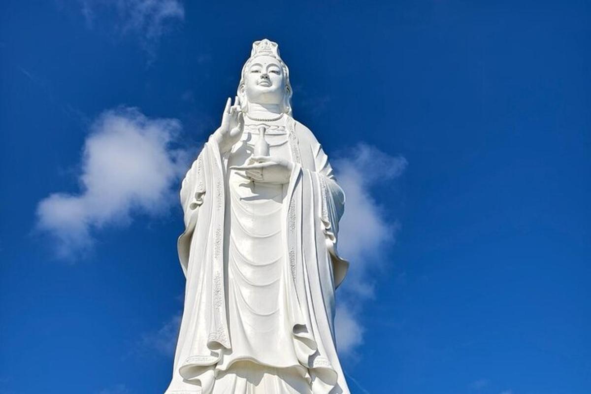 o statuie a unei femei care stă pe cer