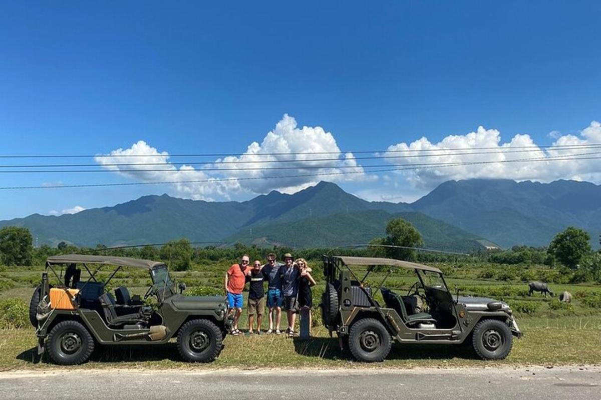 un gruppo di persone in piedi davanti a due jeepney