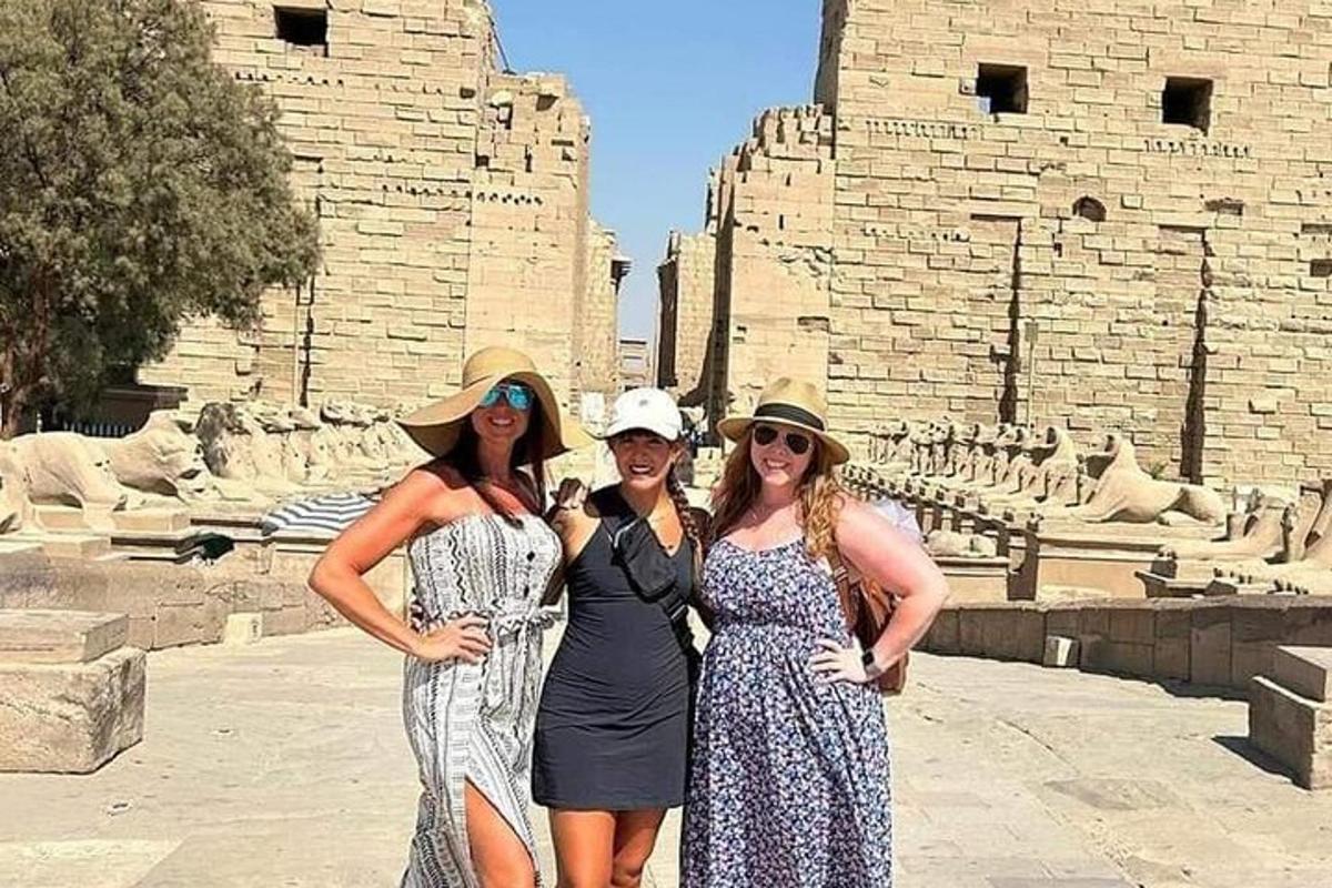 tre donne in abito in posa davanti a un edificio