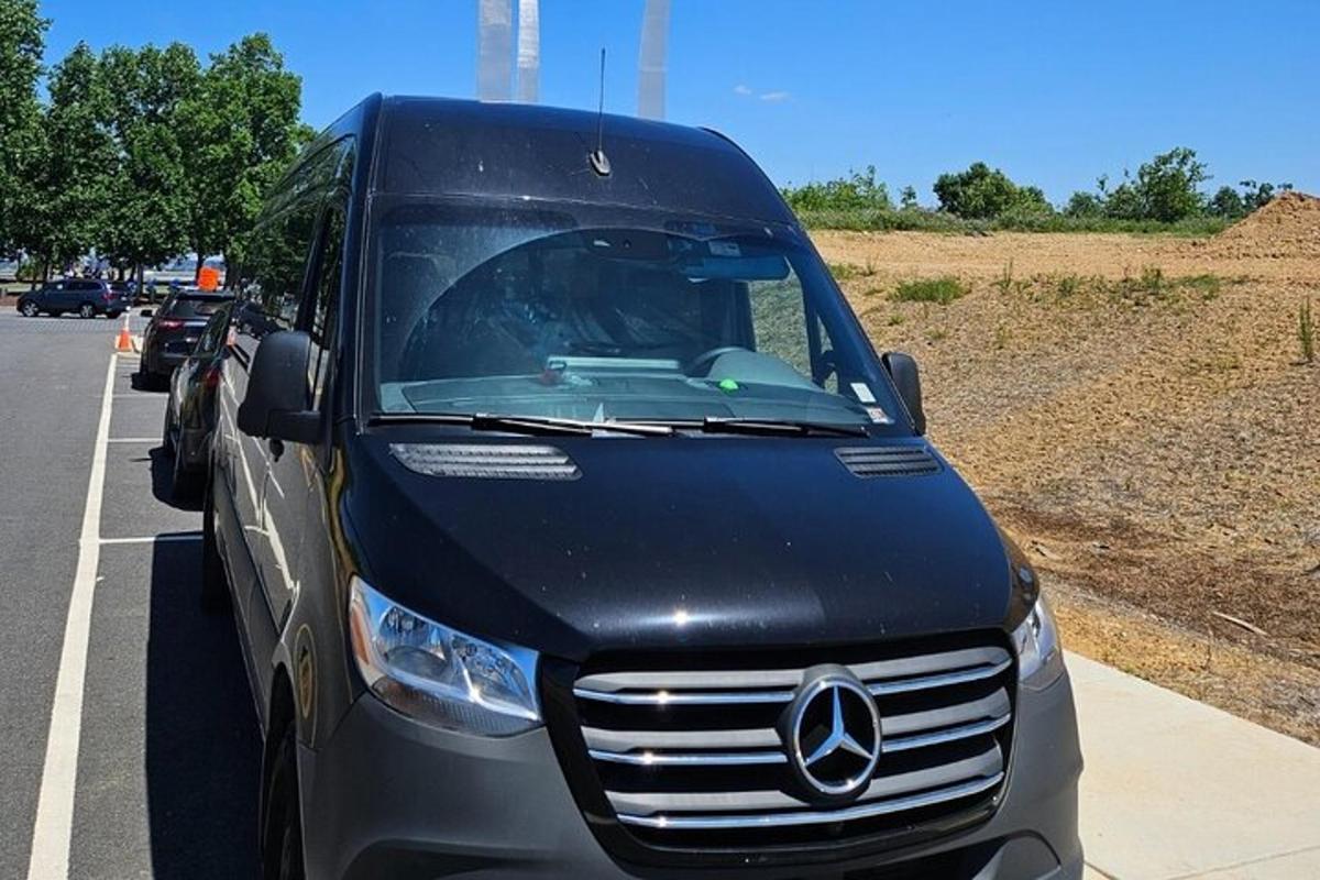een zwarte Mercedes-truck geparkeerd aan de kant van de weg