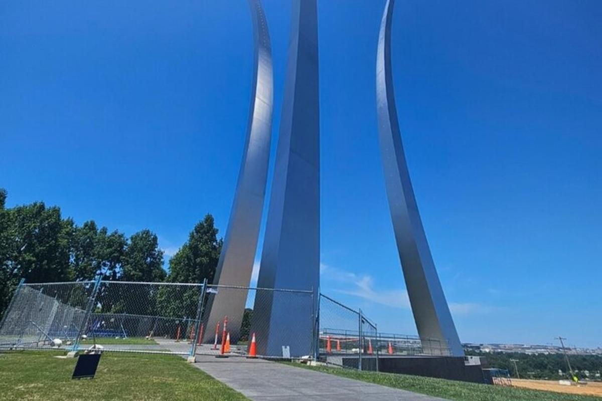 een hoge metalen constructie in een park met oranje kegels
