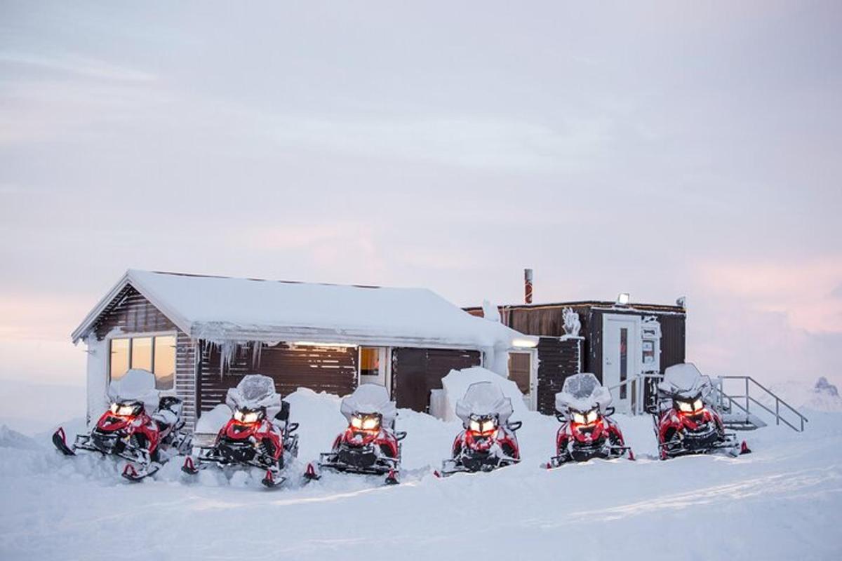 un gruppo di quattro persone su motoslitte sulla neve