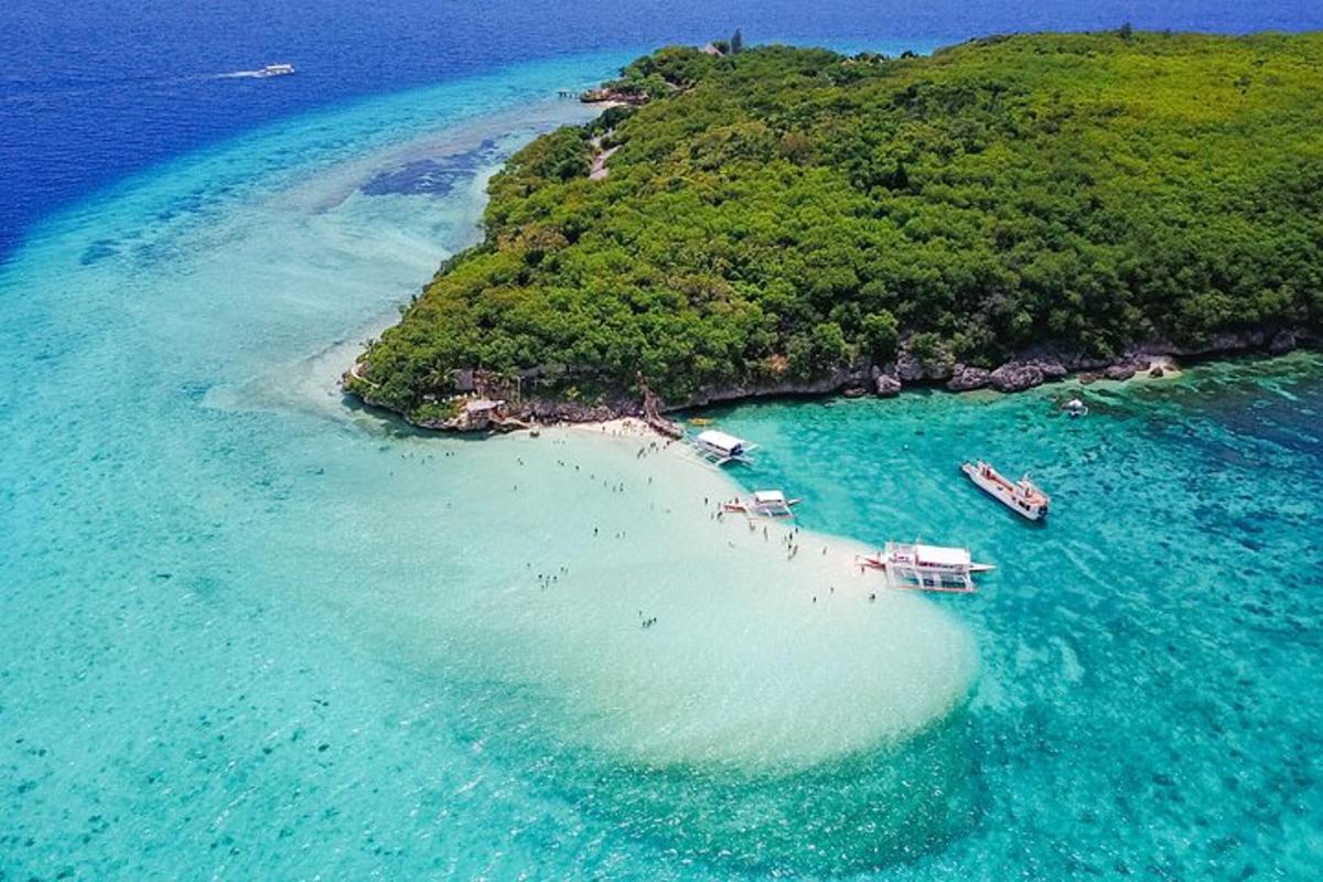 un'isola nell'oceano con barche in acqua