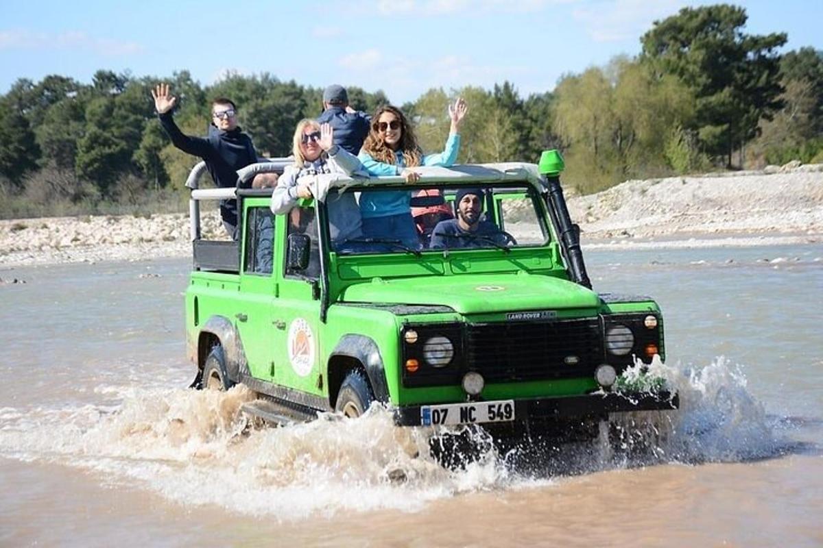 un gruppo di persone a bordo di una jeep verde in acqua