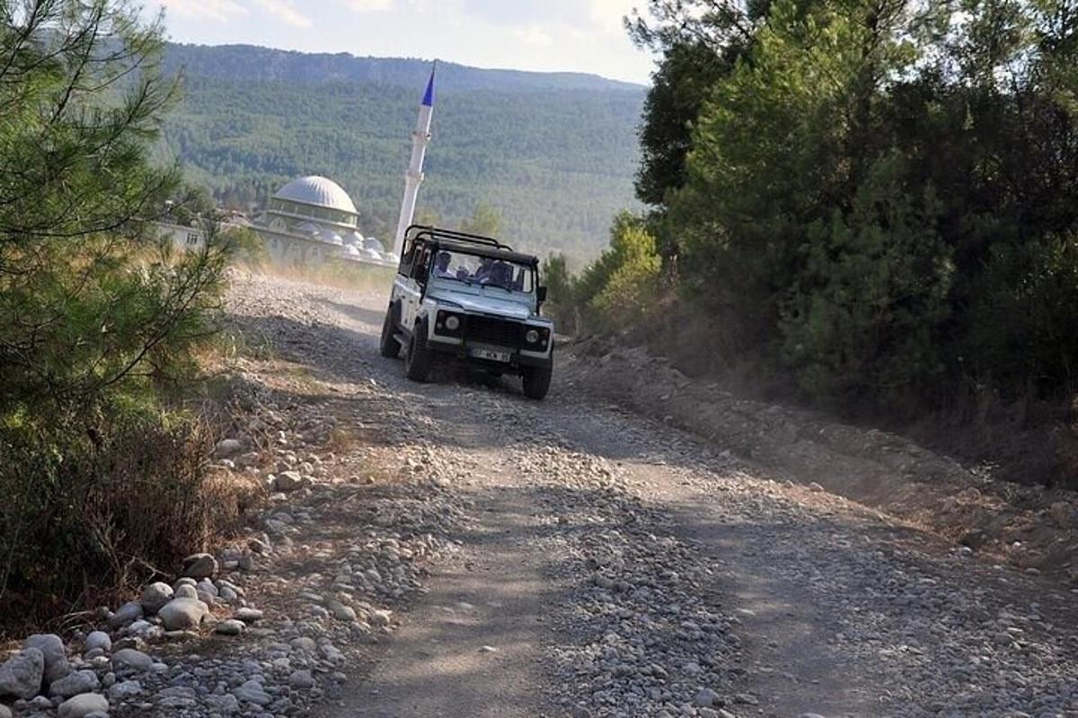 una jeep che percorre una strada sterrata
