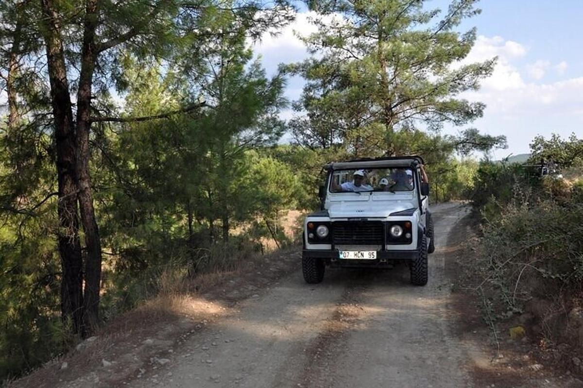 una jeep bianca che percorre una strada sterrata