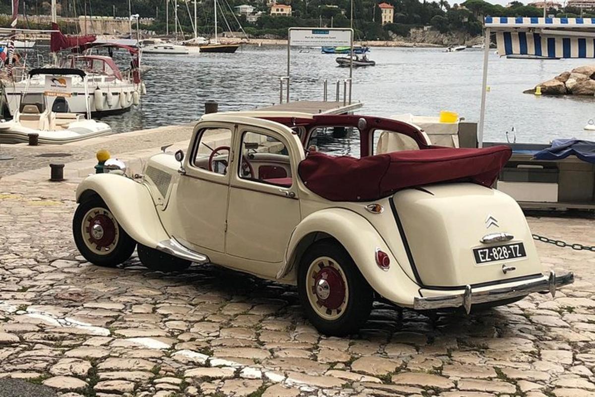 staré bílé auto zaparkované na kamenné ulici