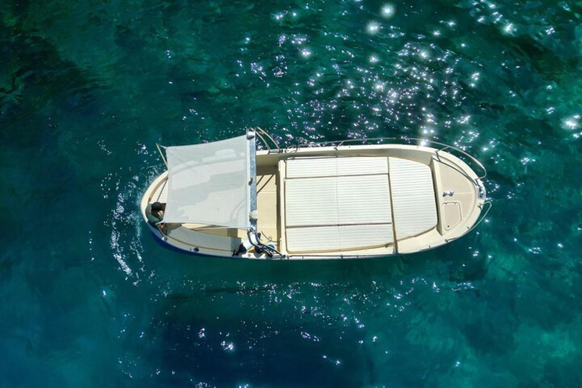 una vista dall'alto di una barca in acqua