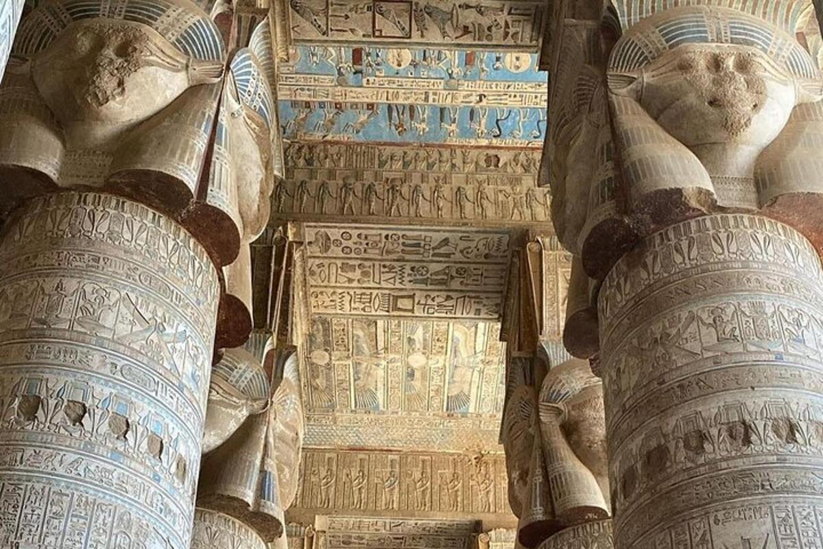 عمود كبير في مبنى عليه نقوش هيروغليفية