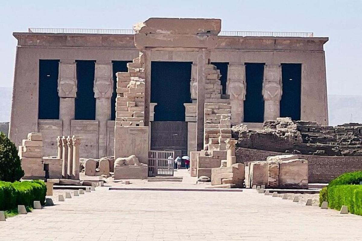 مبنى كبير به أعمدة أمامه