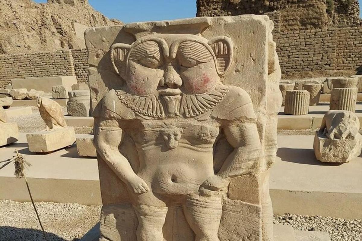 egy férfi szobra egy épület oldalán