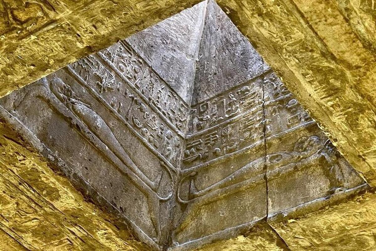 جدار حجري عليه تصميم