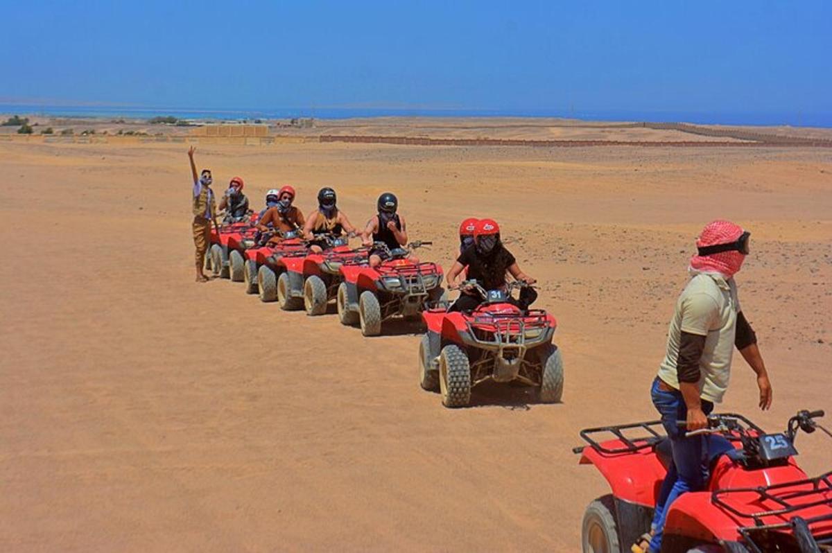 sekumpulan orang menunggang atv di padang pasir