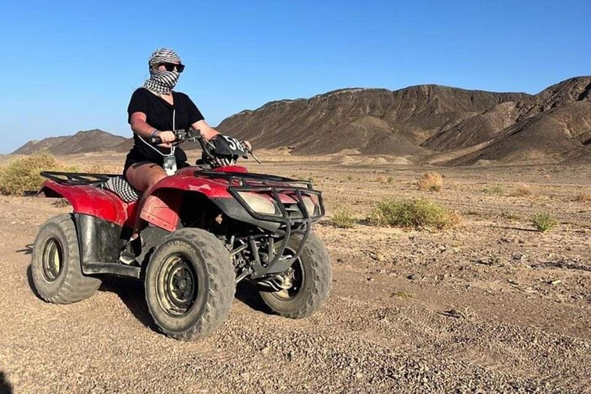Un hombre que viajaba en un vehículo de cuatro ruedas en el desierto