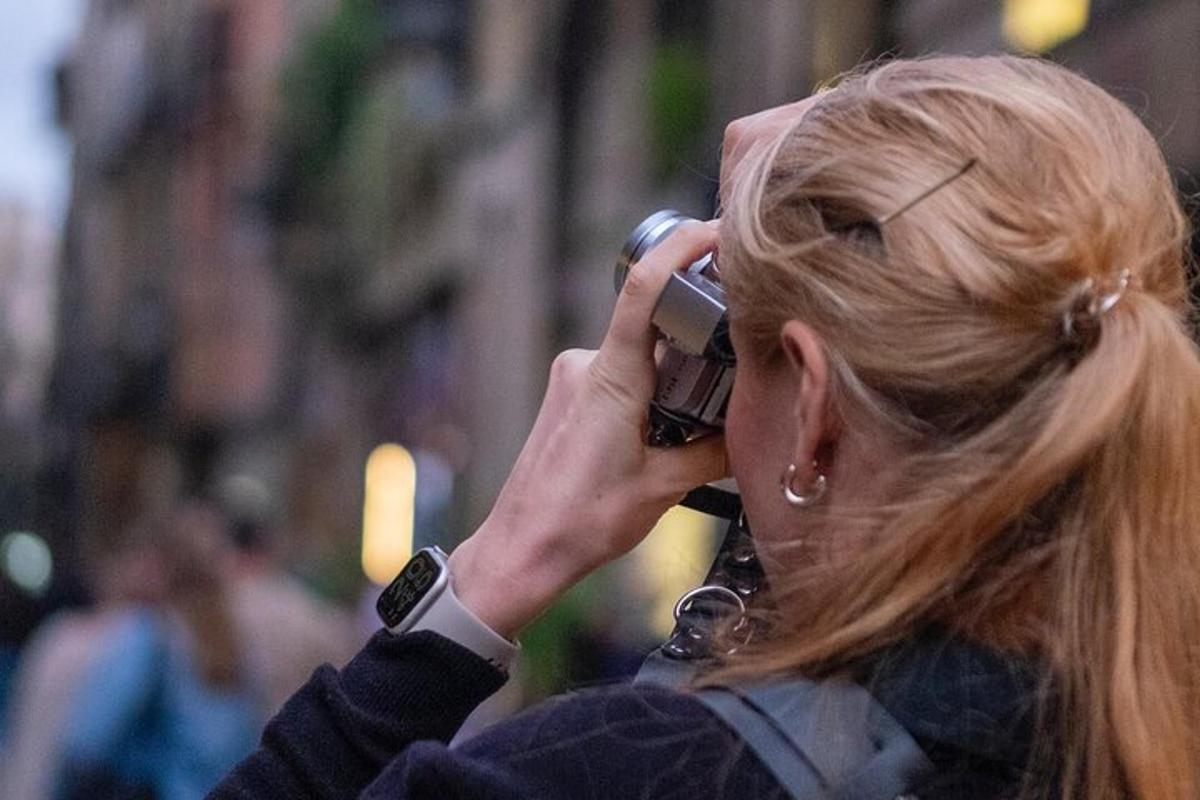 žena mluví po mobilním telefonu
