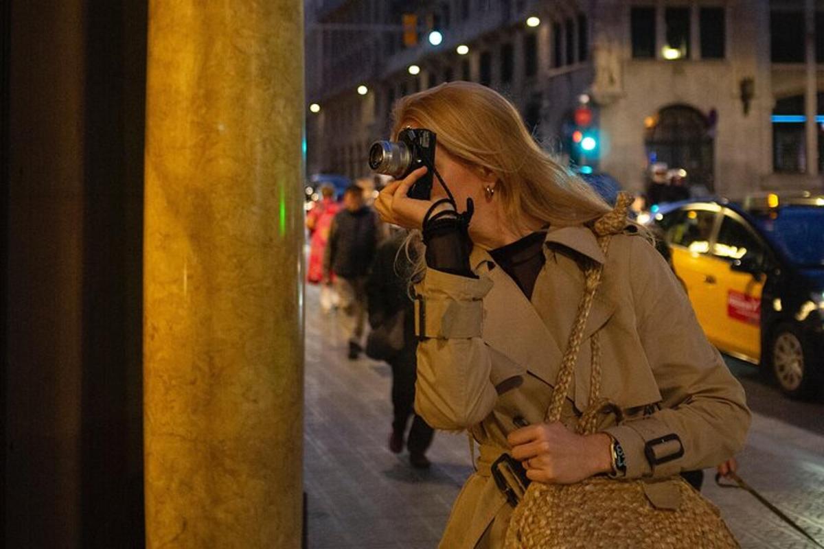 žena fotící fotoaparátem na ulici