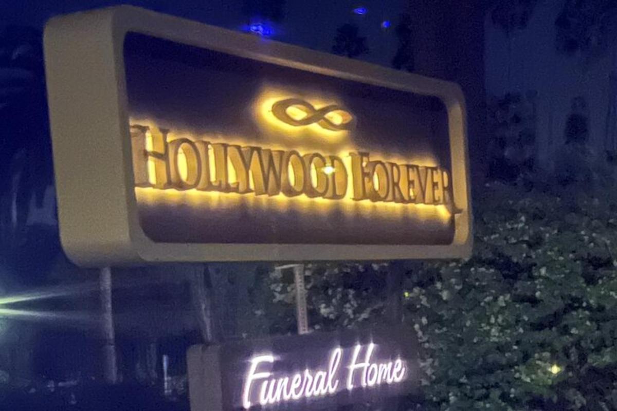 valgusfoor sildiga, millel on kiri "hollywoodvelt"