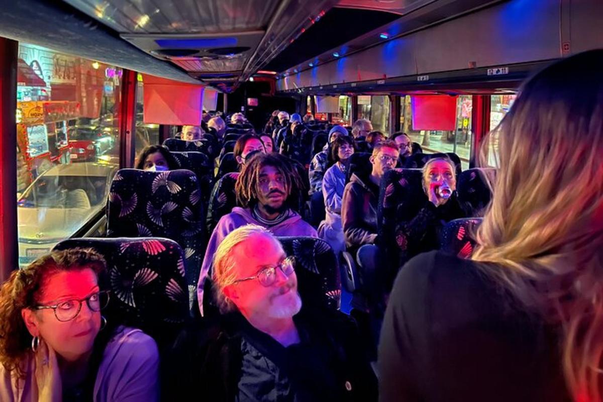 skupina lidí sedících v autobuse
