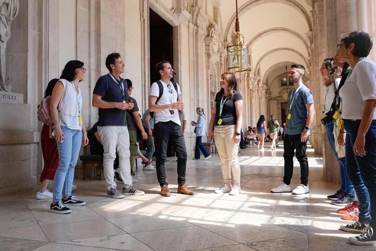 Un grupo de personas de pie en un pasillo de un edificio.