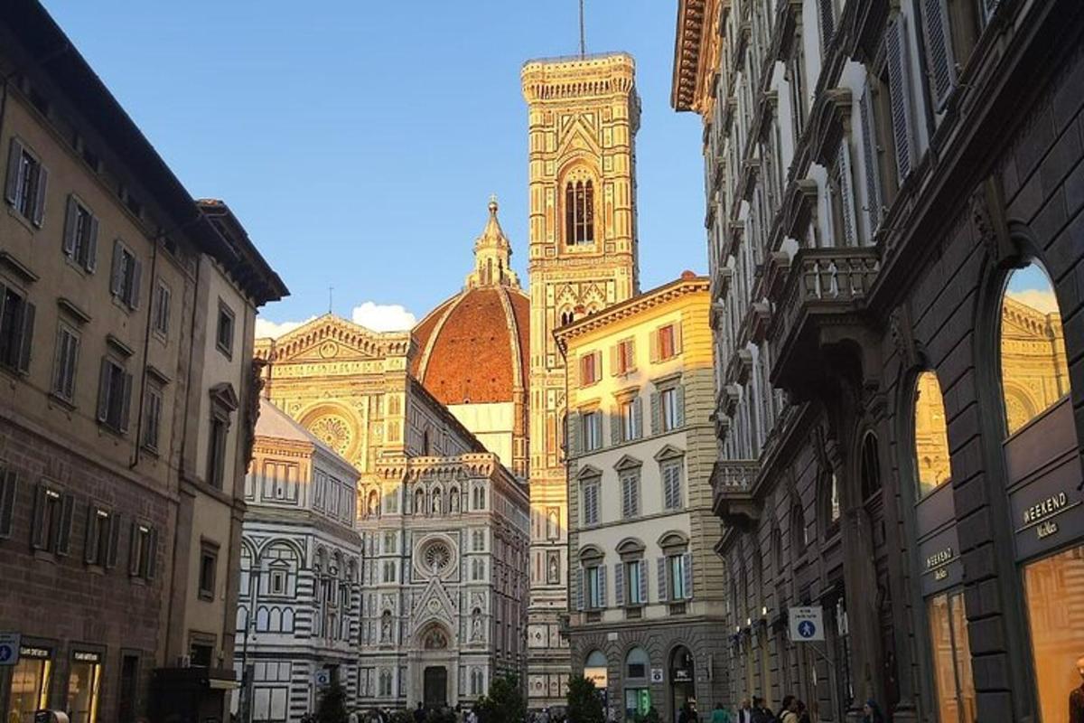 un grande edificio con una torre dell'orologio in lontananza