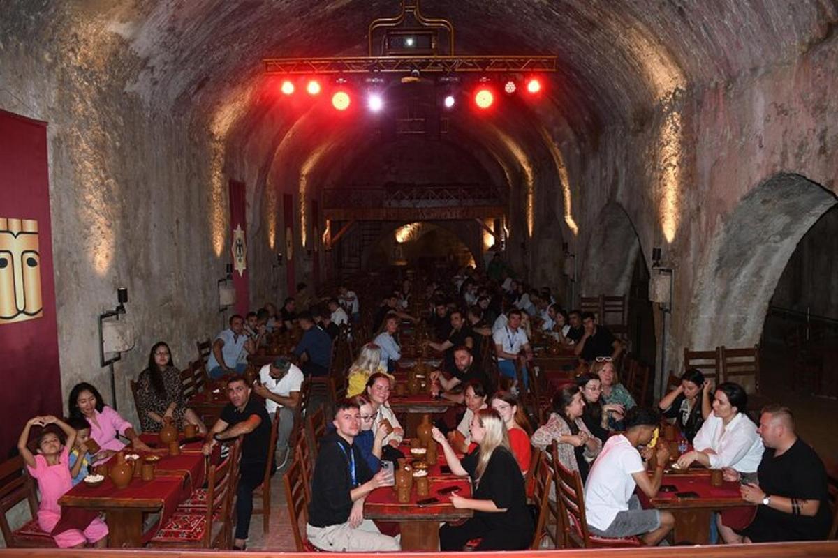 un grup mare de oameni așezați la mese într-un restaurant