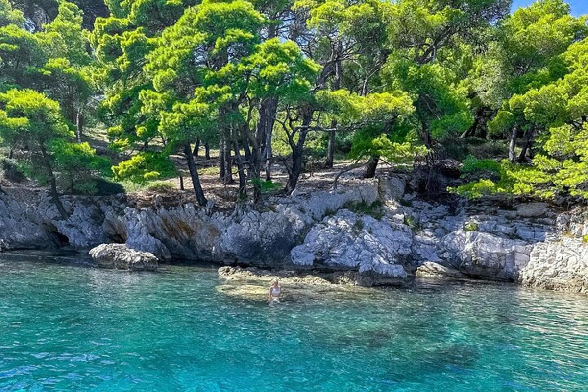 osoba plavající ve vodní ploše