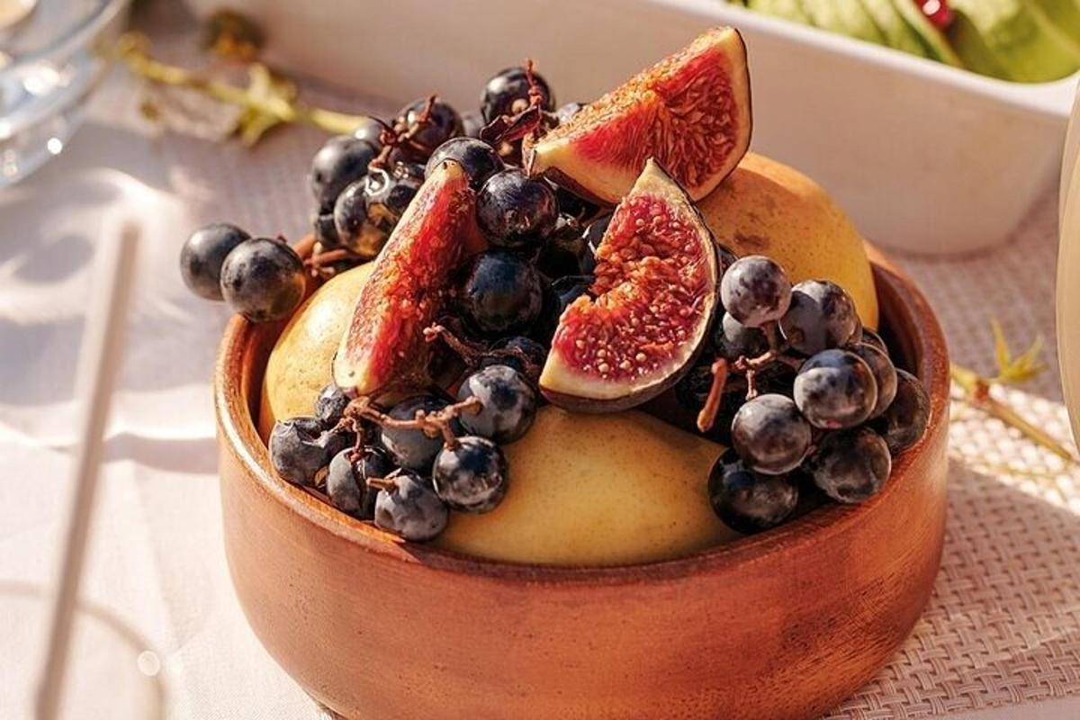 semangkuk buah dengan blueberry dan buah ara