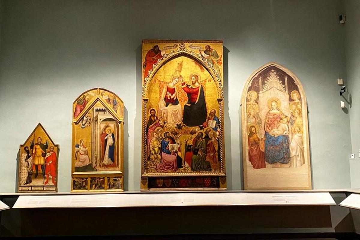 una exposició de pintures religioses en una paret