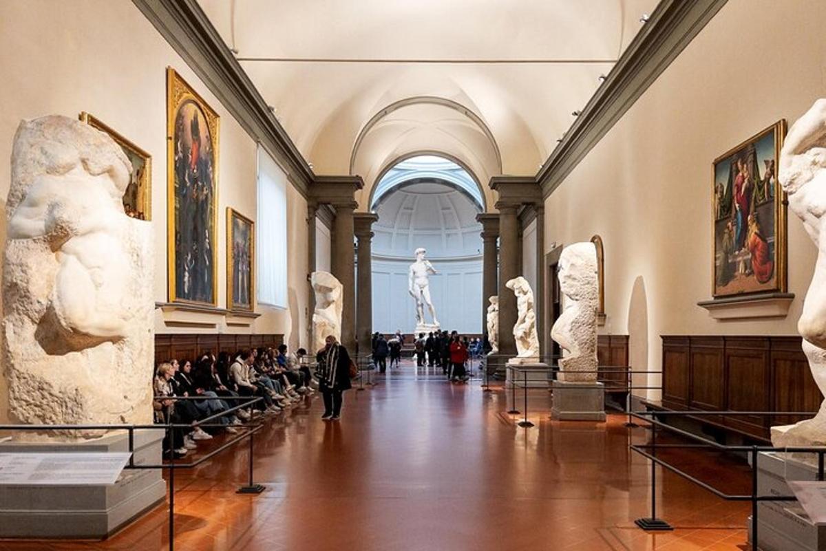 un passadís d'un museu amb estàtues exposades