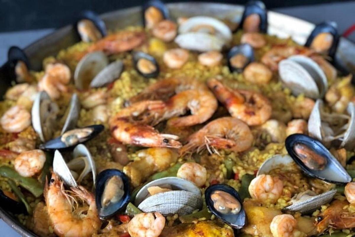 un piatto con gamberi e altri ingredienti su un tavolo