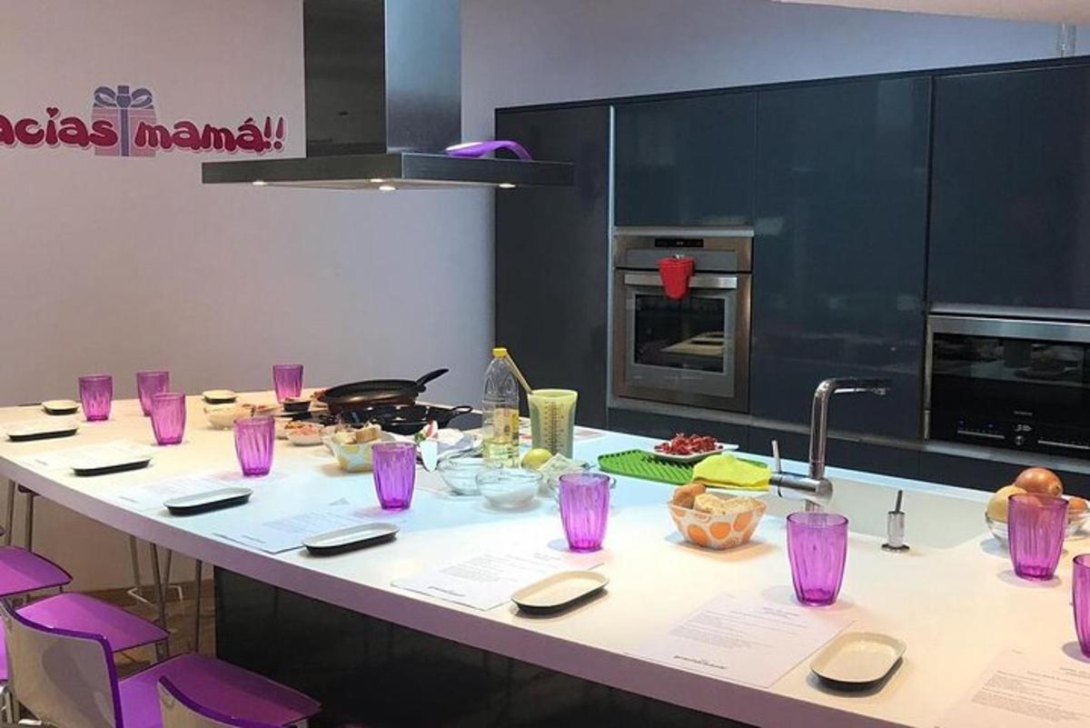 una cucina con bicchieri viola sul bancone
