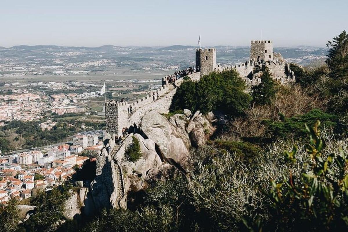skupina lidí stojící na vrcholu hradu