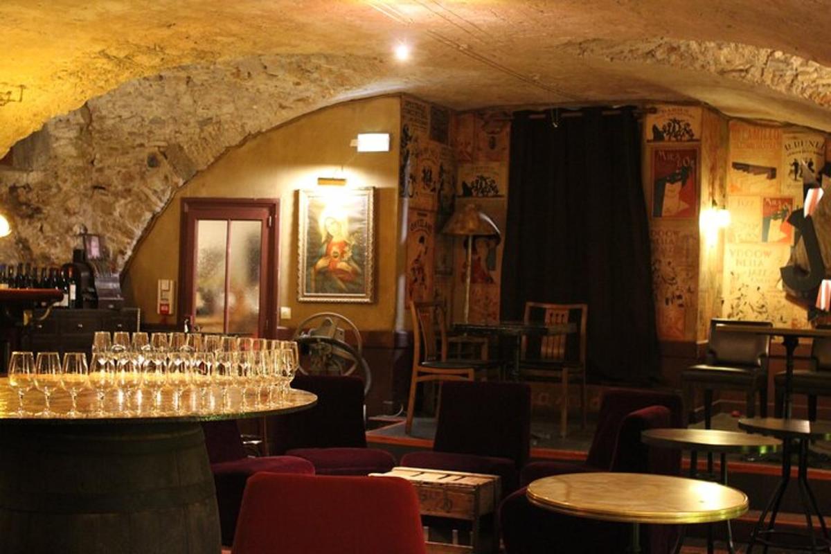 un bar cu pahare de vin pe o masă