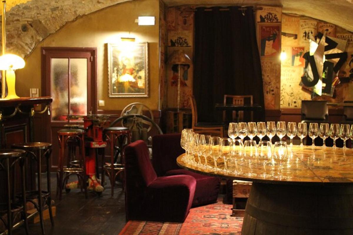 bar með fullt af vínglösum á borði