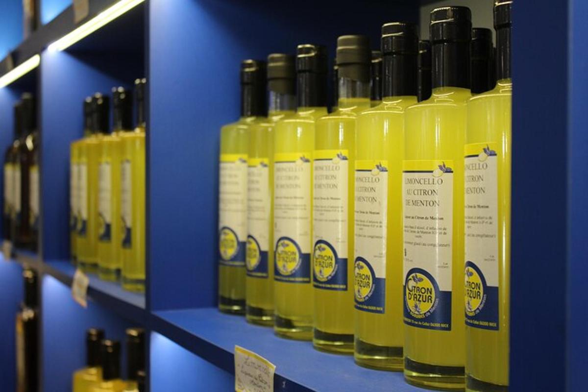 Una fila de botellas amarillas en un estante de una tienda.