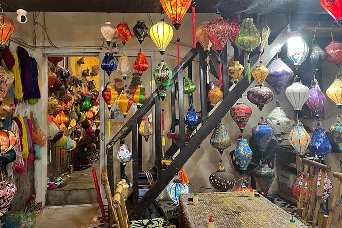 Una tienda llena de jarrones de vidrio de diferentes colores.