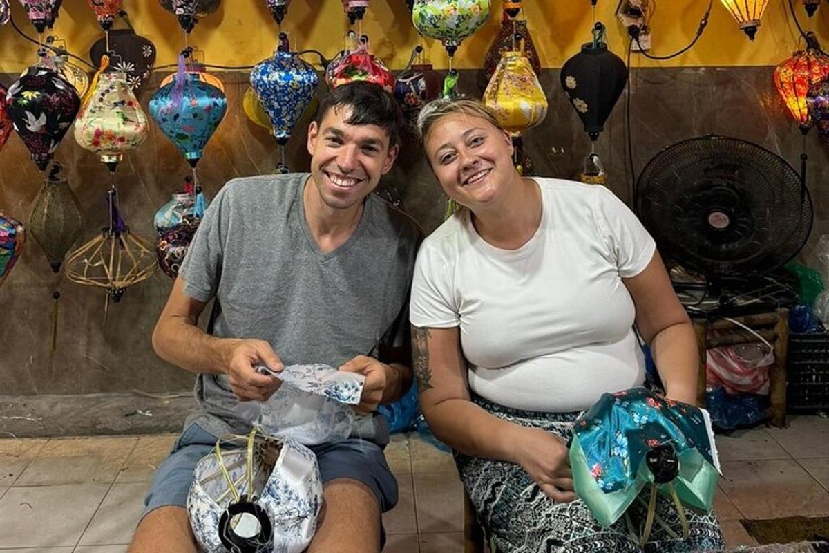 Un hombre y una mujer embarazada sentados frente a una tienda
