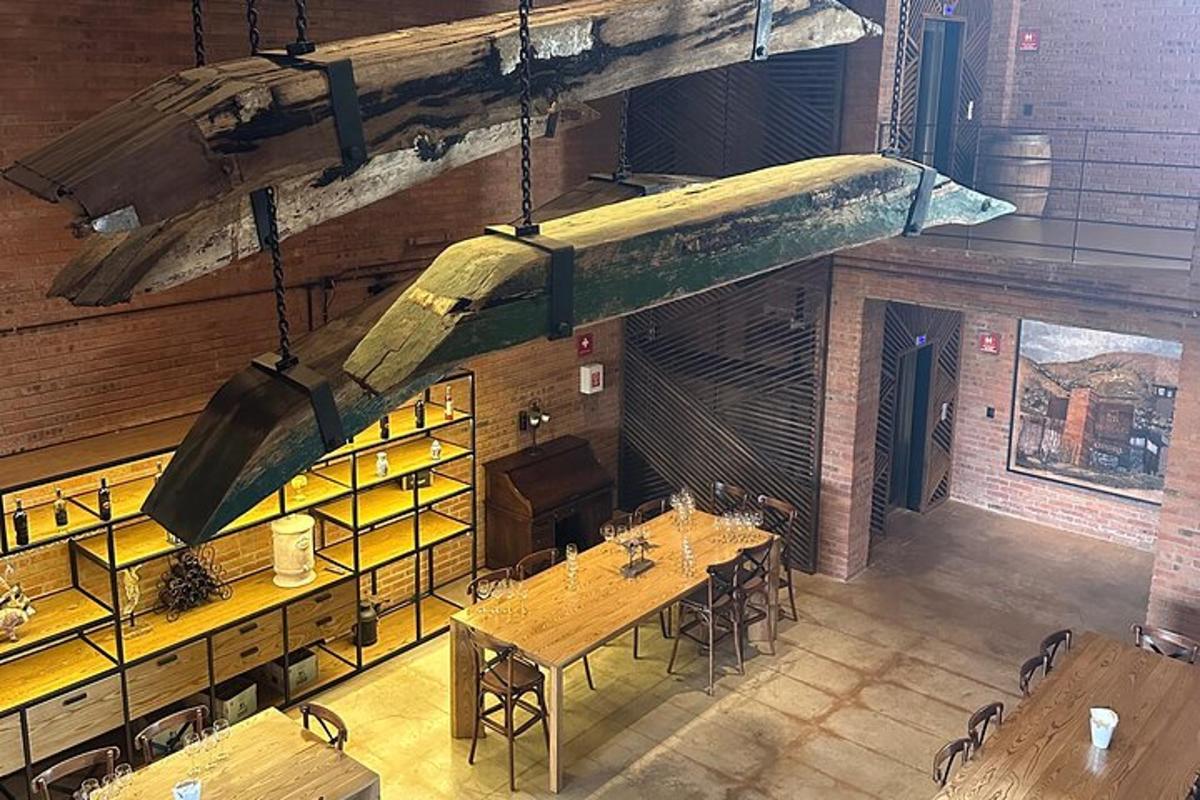 una vista dall'alto di un ristorante con tavoli e sedie