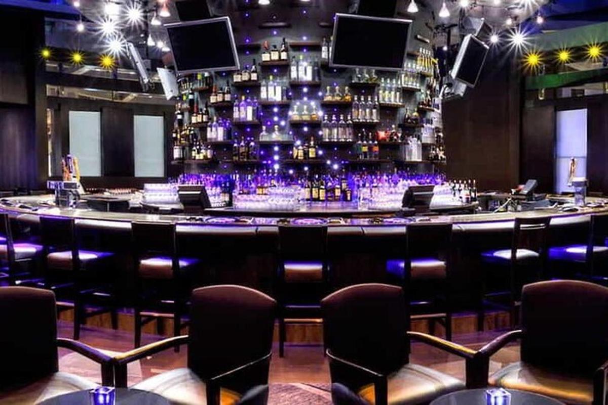 un bar con sedie davanti al bancone