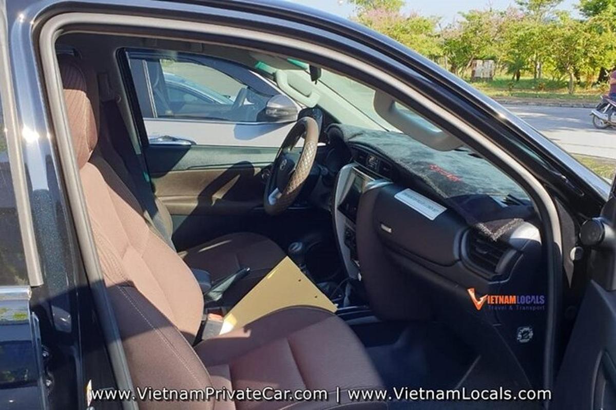 sebuah kereta dengan pintunya terbuka dengan bahagian dalamnya