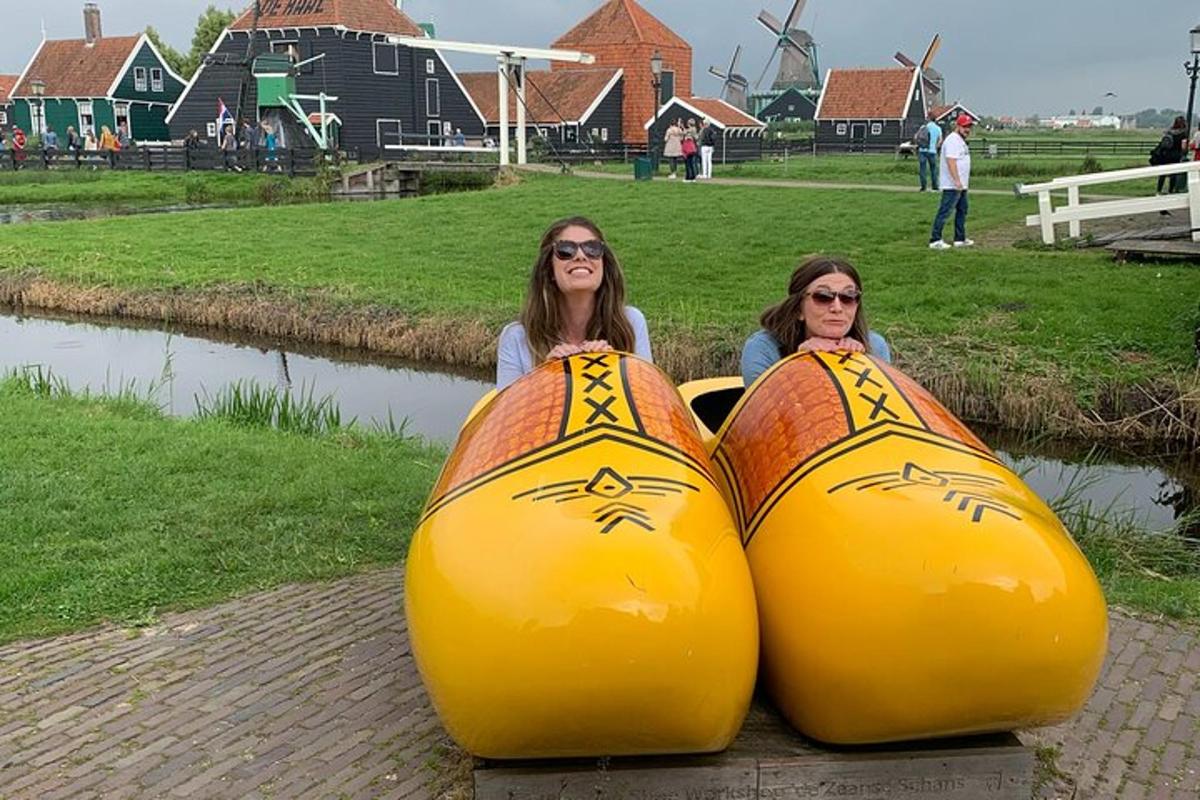 Dos mujeres están sentadas en dos grandes balsas